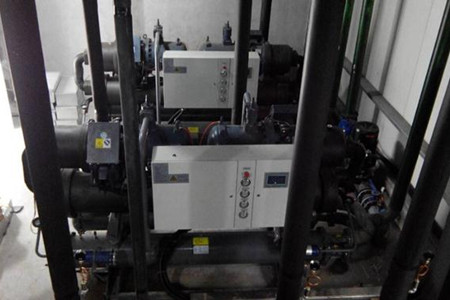 為什么水冷螺桿式冷水機組中會有污垢沉積？