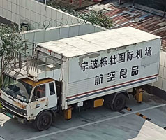 公司售服對機(jī)場中央廚房系統(tǒng)冷卻用冷水機(jī)進(jìn)行回訪，發(fā)現(xiàn)風(fēng)險，解決問題